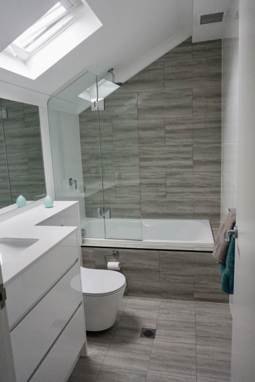 Contemporary Compact Ensuite with Grey Travertine Look Feature Wall